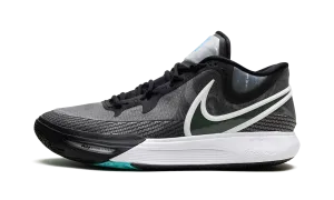 running in a martial arts studio shoes Kyrie 8 "Light Menta"