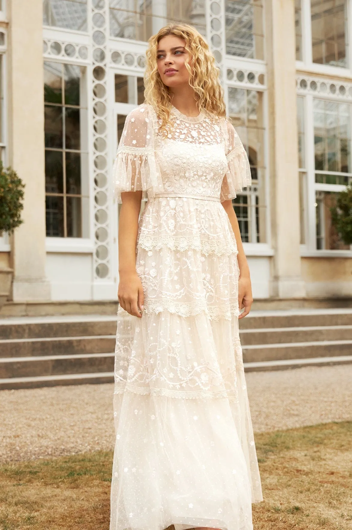 Glam Feel Midsummer Lace Round Neck Gown