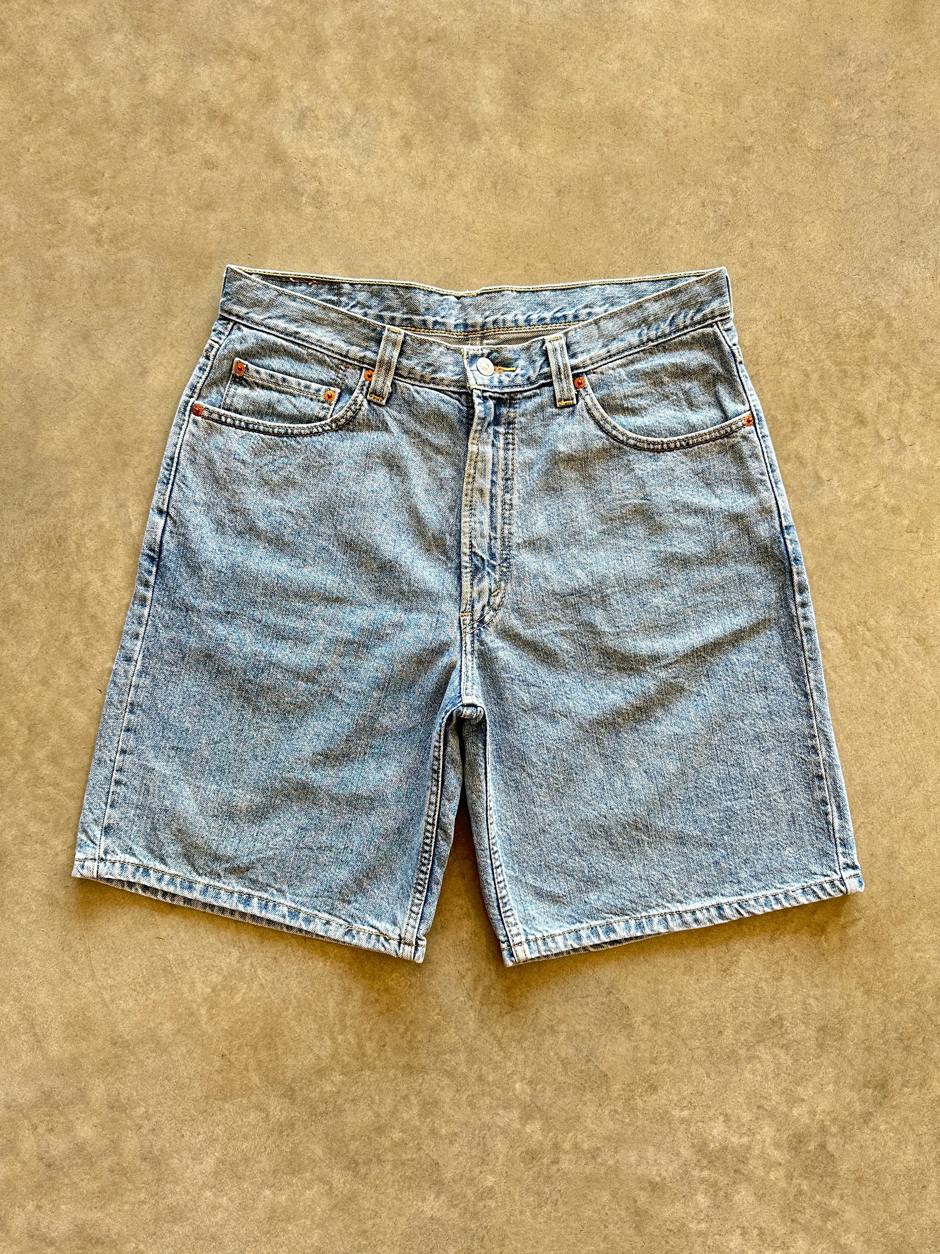 Stretchy Hemline 2000s Levis denim shorts (36)