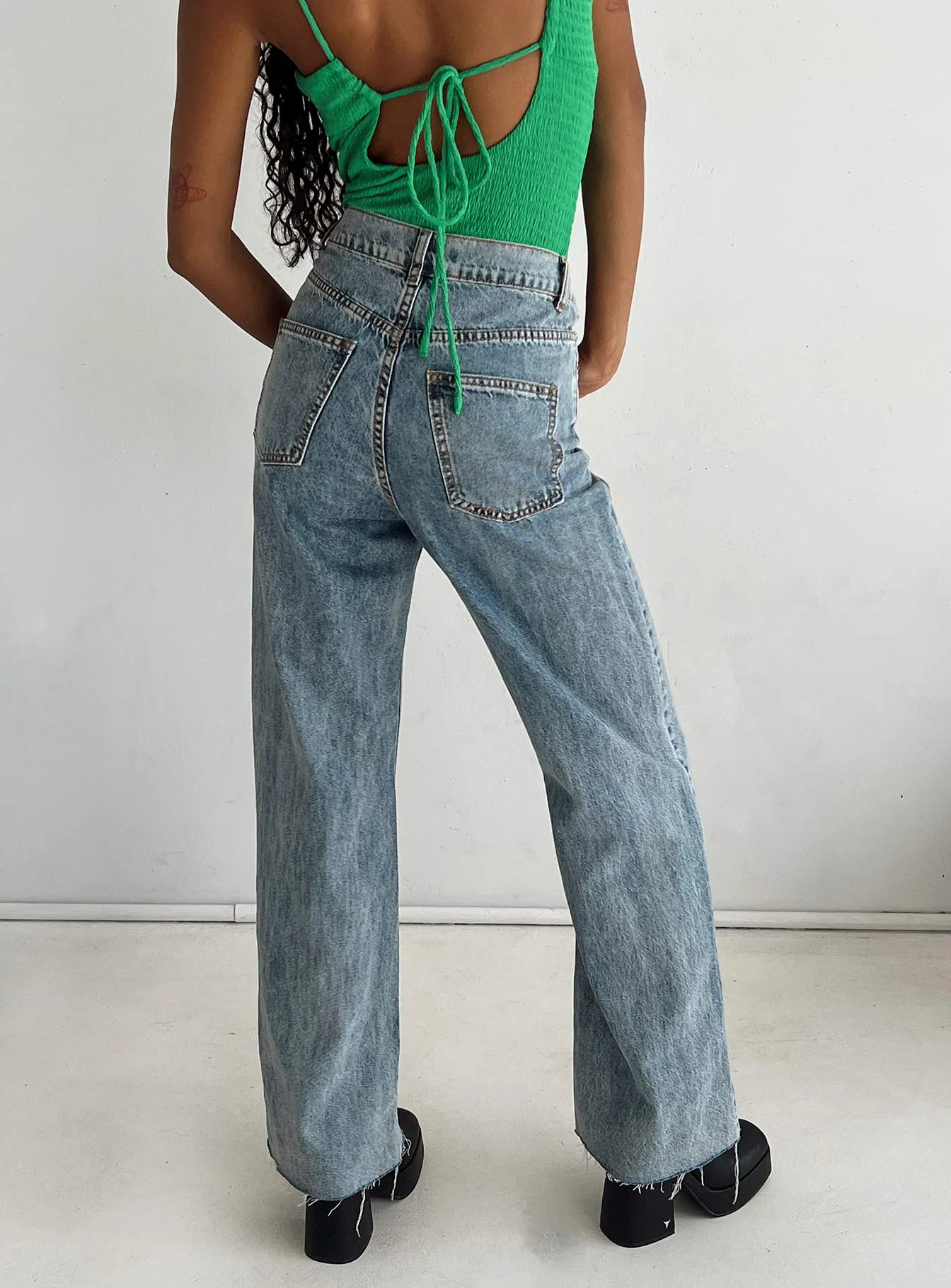 Neutral Outfit True Romance Jean Duke Blue