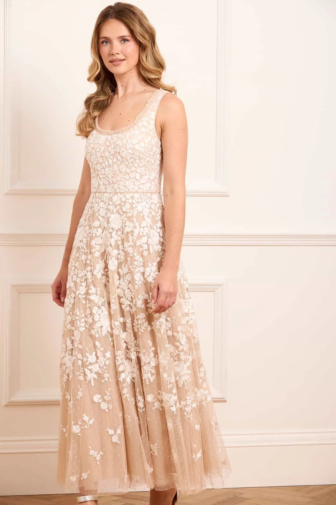 Subtle Look Fast Chic Rosa Scoop Neck Ankle Gown