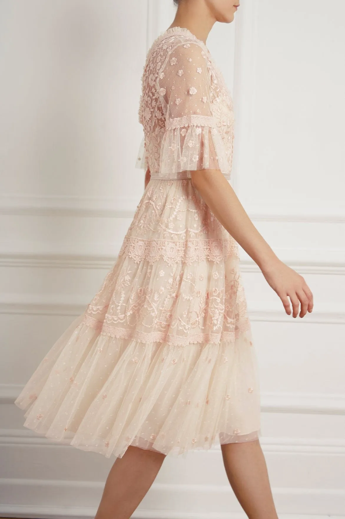 Elegant Fit Front-Pocket Midsummer Lace Dress