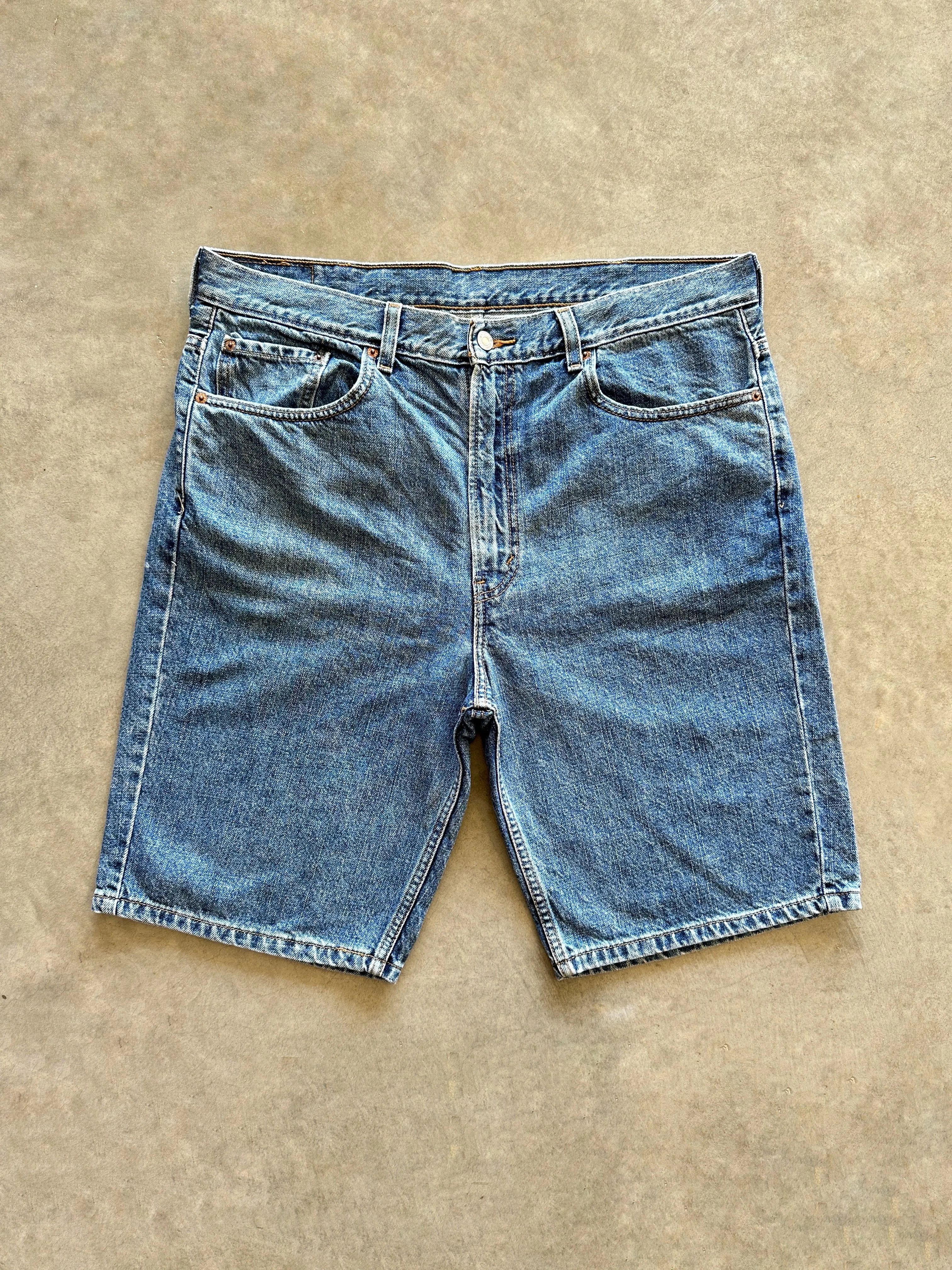 vacation look Weekend Comfort 2000s Levis denim shorts (38)