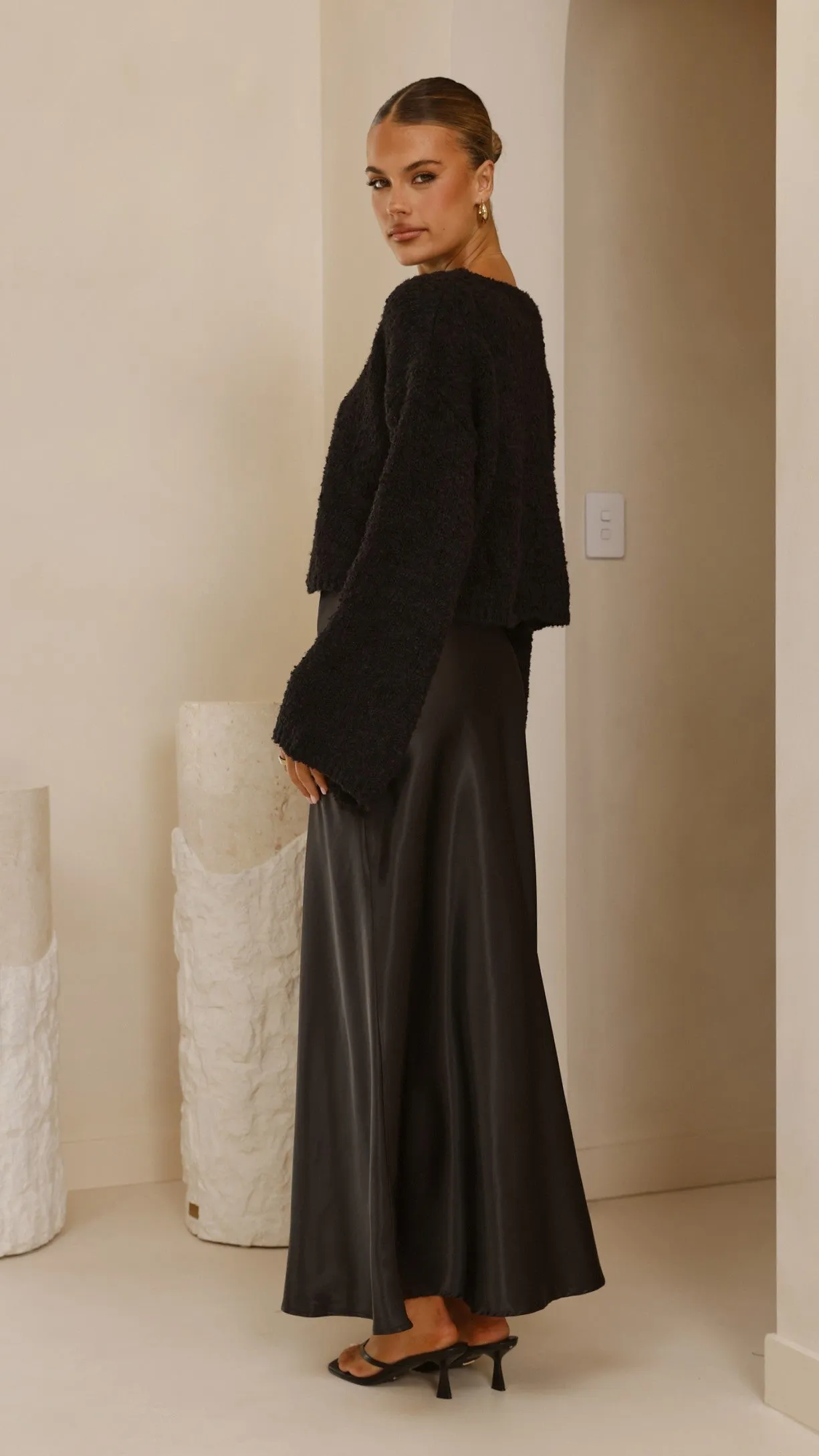 Adaptable Outfit Zala Cropped Knit Sweater - Black